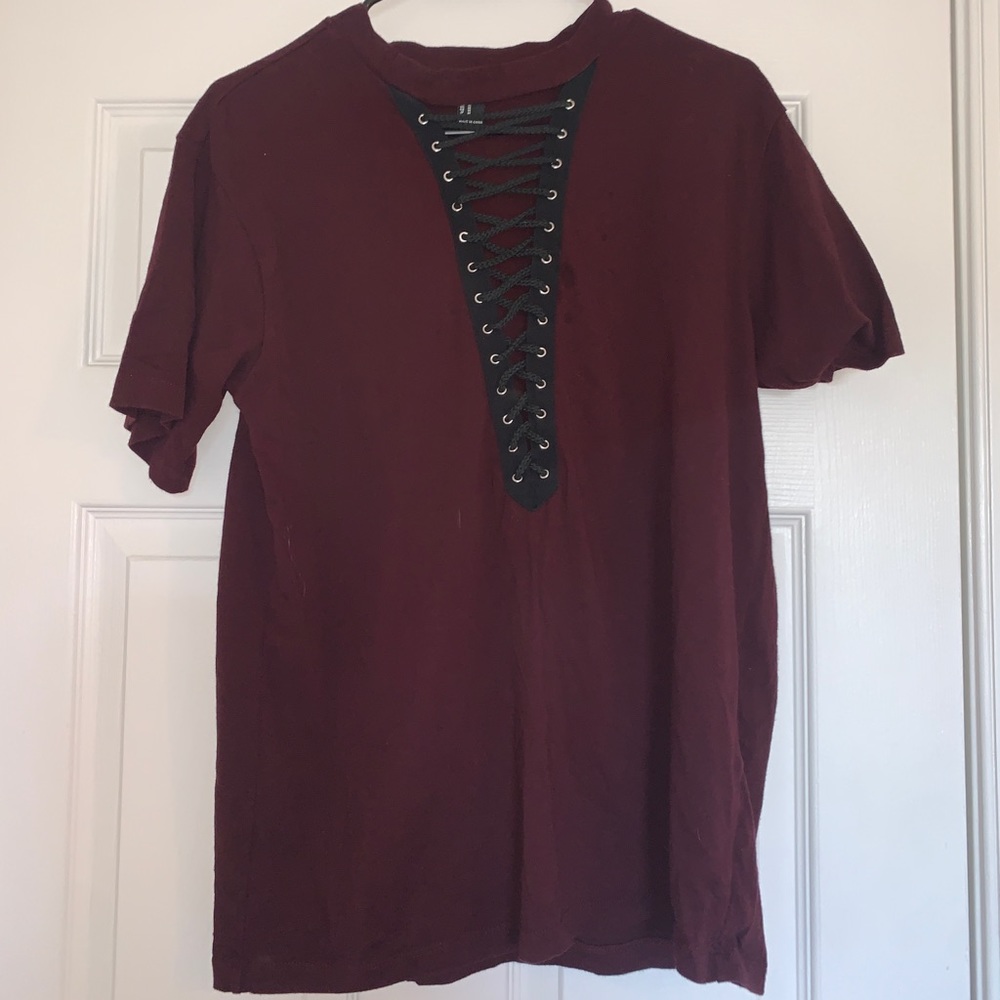MAROON LACE UP TEE SIZE MEDIUM
